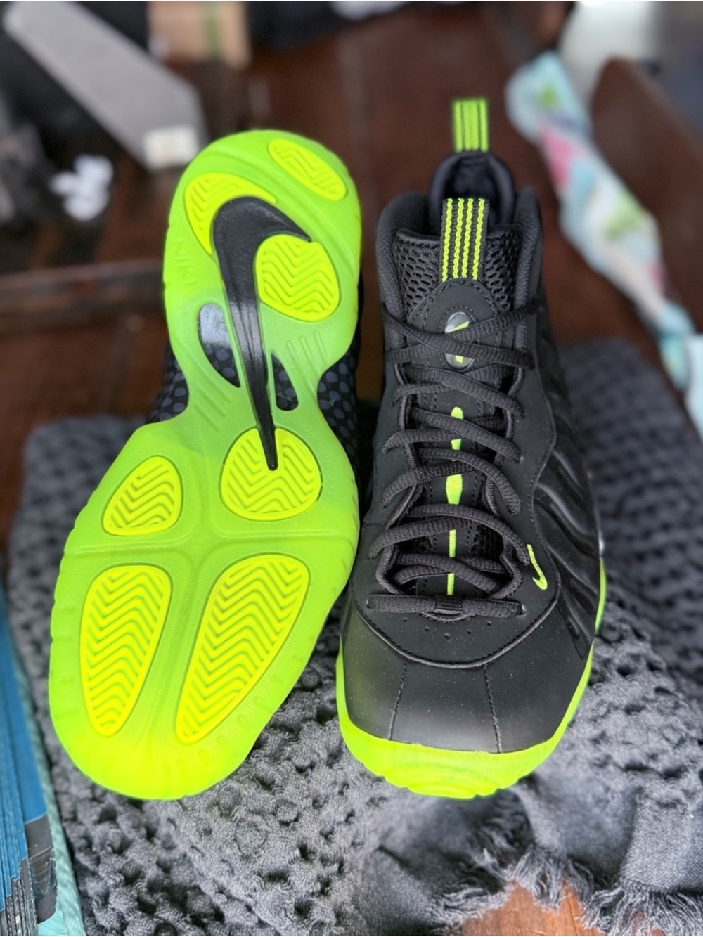 Nike Foamposite Black/Volt - Picture 4 of 5
